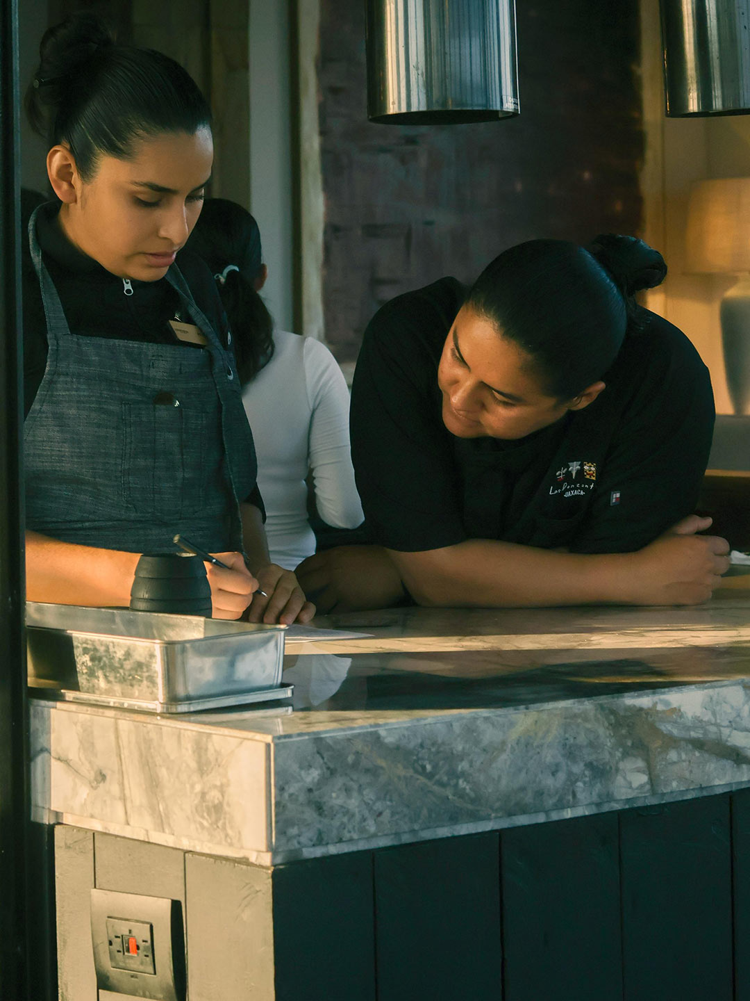 El_bar_se_come_Moxche_chef_Claudia_y_Aide Chef Claudia Lara en Impression Moxché by Secreta