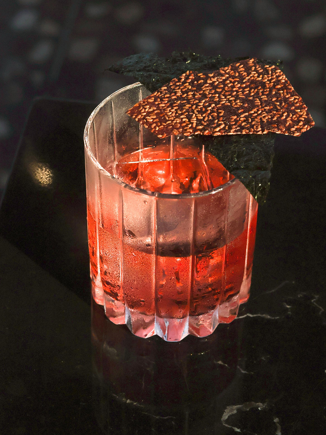 El_bar_se_come_Moxche_frambuesa_y_nori Trago de frambuesa y alga nori