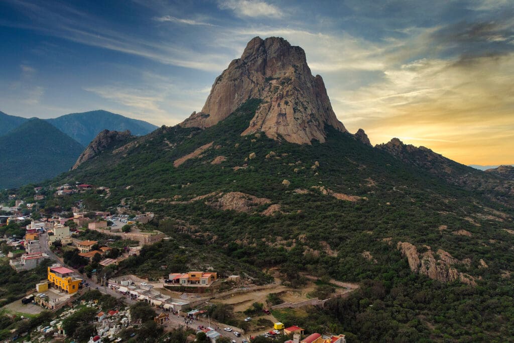 Monolitos_México_Peña_Bernal Peña de Bernal, el tercer monolito más grande del mundo