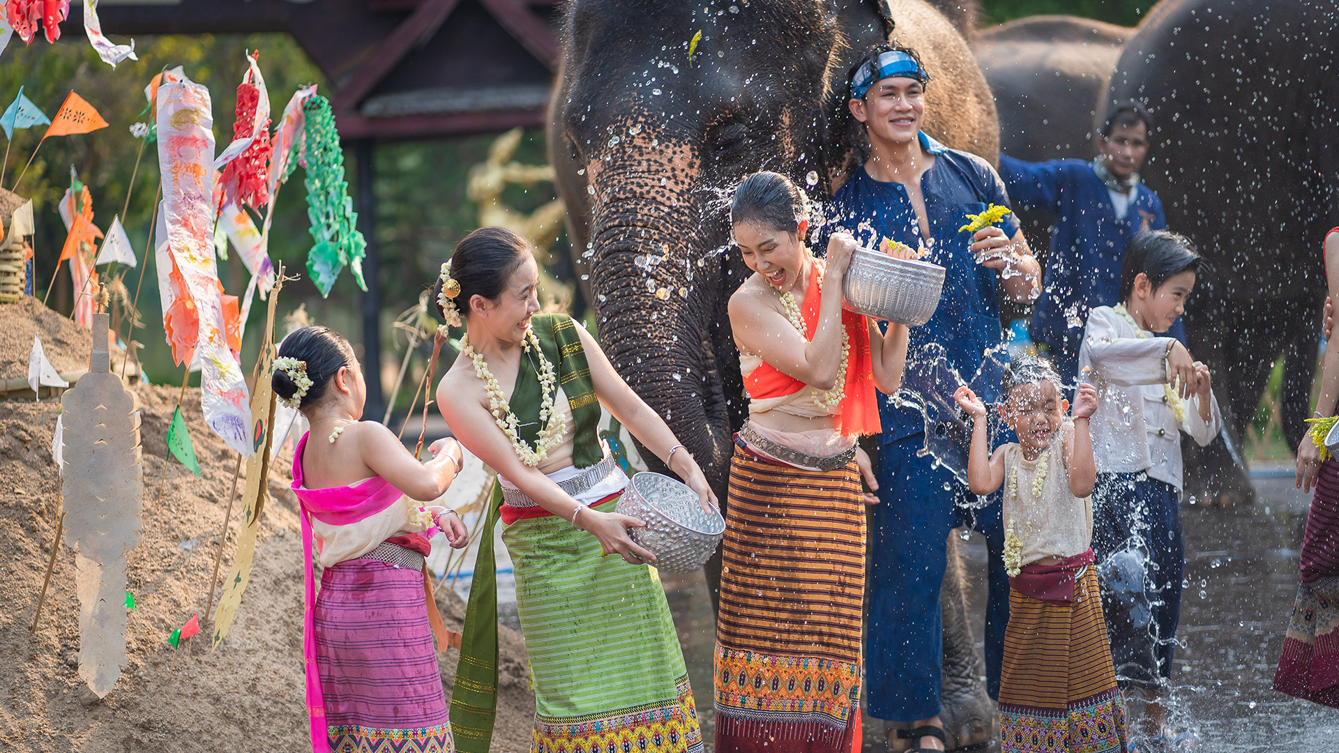 Visitan templos para hacer méritos.